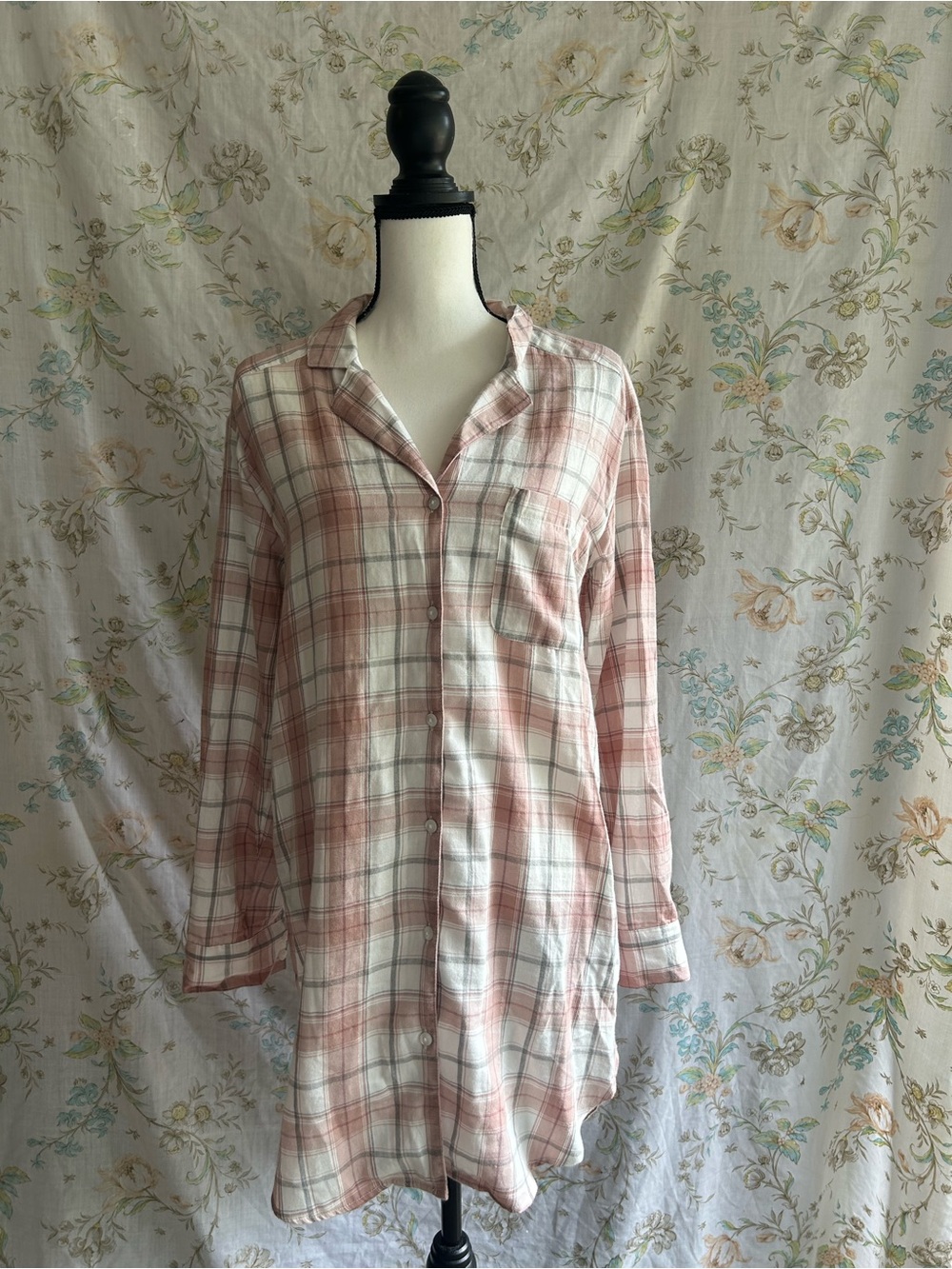 Women’s Long-Sleeve Plaid Button-Up Shirt - Pink & White